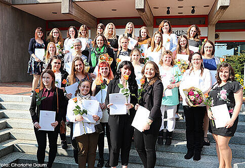 Gruppenfoto von den Absolventinnen der Bezirksärztekammer Kassel